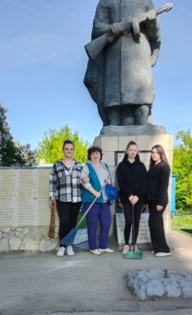 Благоустройство памятника героям Великой Отечественной войны.